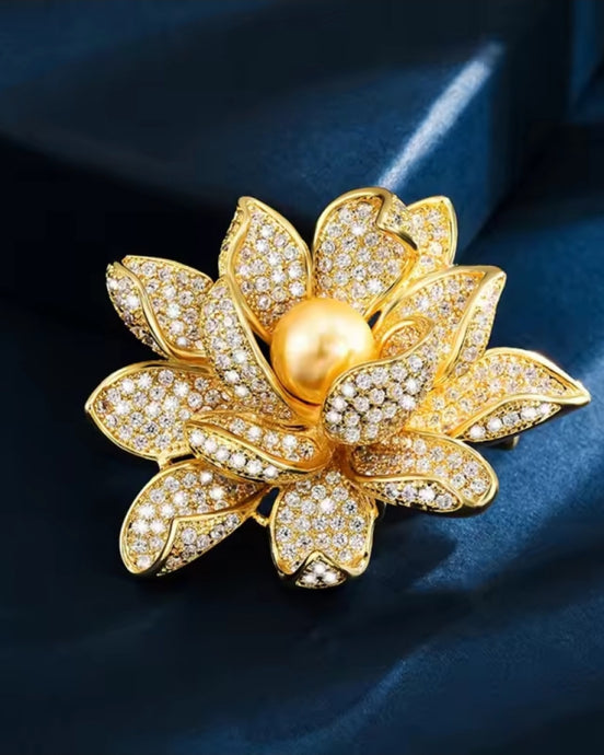 Bloom Brooch White Pearl